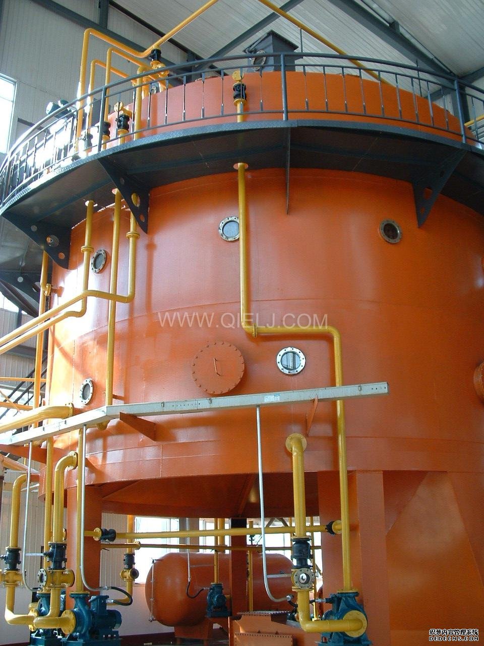 平轉(zhuǎn)浸出器(圖1) 鄭州企鵝平轉(zhuǎn)浸出設(shè)備工藝特點(diǎn)