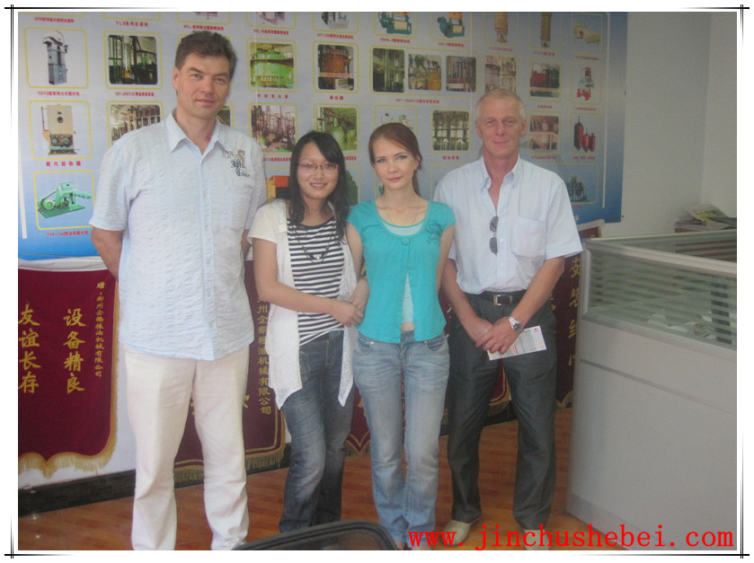 俄羅斯客戶參觀100噸花生預(yù)榨浸出生產(chǎn)線(圖1) 預(yù)榨浸出生產(chǎn)線