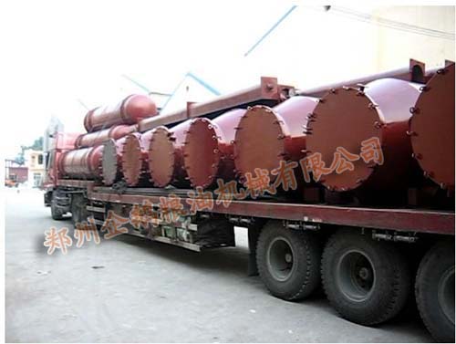 發(fā)貨通知:吉林50噸大豆油成套罐組浸出設備裝車(圖1) 大豆油成套罐組浸出設備裝車發(fā)貨圖