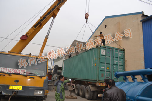 植物油脂的浸出工藝及設(shè)備(圖1) 植物油浸出設(shè)備裝車發(fā)貨